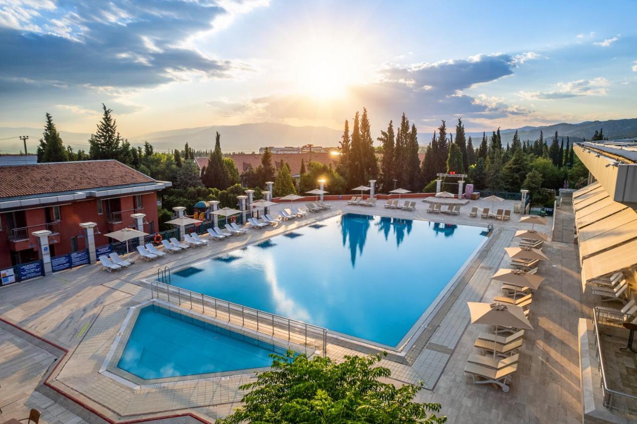 Spa Hotel Colossae Thermal Karahayit  Exterior foto The hotel's pool