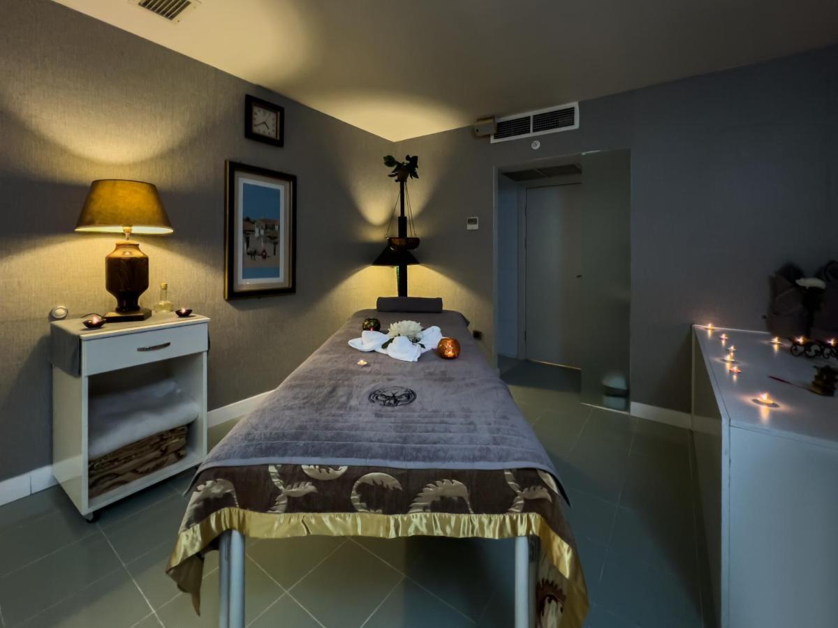 Spa Hotel Colossae Thermal Karahayit  Exterior foto A massage table