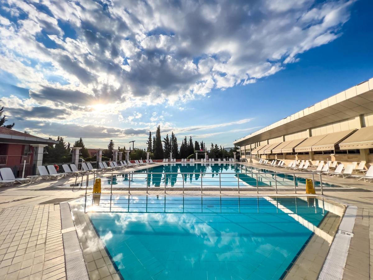 Spa Hotel Colossae Thermal Karahayit  Exterior foto The pool at the Athens Olympic Stadium